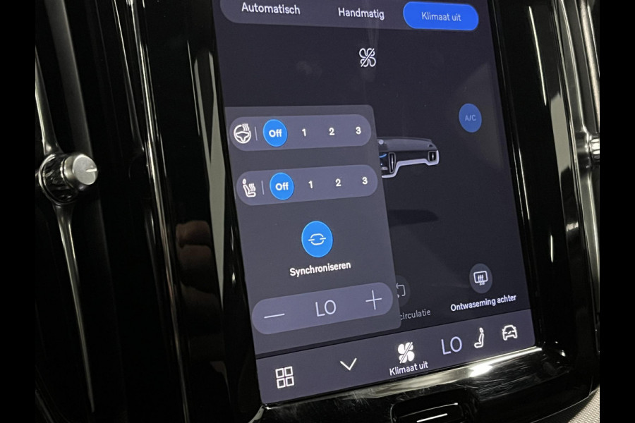 Volvo XC60 2.0 T6 Plug-in hybrid AWD Plus Dark Trekhaak | Open dak | Adaptive cruise control | Stoel-/stuur verwarming | 22"wielen | Carplay | Google