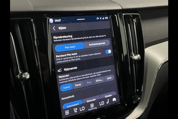 Volvo XC60 2.0 T6 Plug-in hybrid AWD Plus Dark Trekhaak | Open dak | Adaptive cruise control | Stoel-/stuur verwarming | 22"wielen | Carplay | Google
