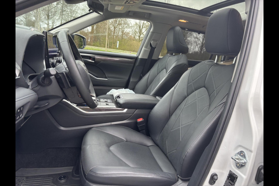 Toyota highlander 2.5 AWD Hybrid Premium 247 PK | 7 Persoons | Panoramadak | 360 graden camera | JBL audio | Head up Display | Stoelverwarming | Achterbank verwarmd | 2 Sets wielen