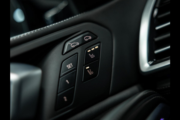 BMW X6 M50i High Executive | Sky Lounge panoramadak | Bowers & Wilkins | Massage- en ventilatiestoelen | BMW Night Vision |