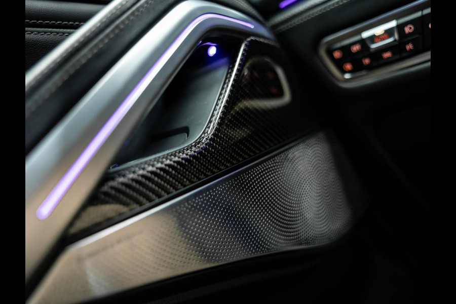 BMW X6 M50i High Executive | Sky Lounge panoramadak | Bowers & Wilkins | Massage- en ventilatiestoelen | BMW Night Vision |