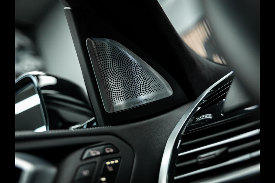 BMW X6 M50i High Executive | Sky Lounge panoramadak | Bowers & Wilkins | Massage- en ventilatiestoelen | BMW Night Vision |