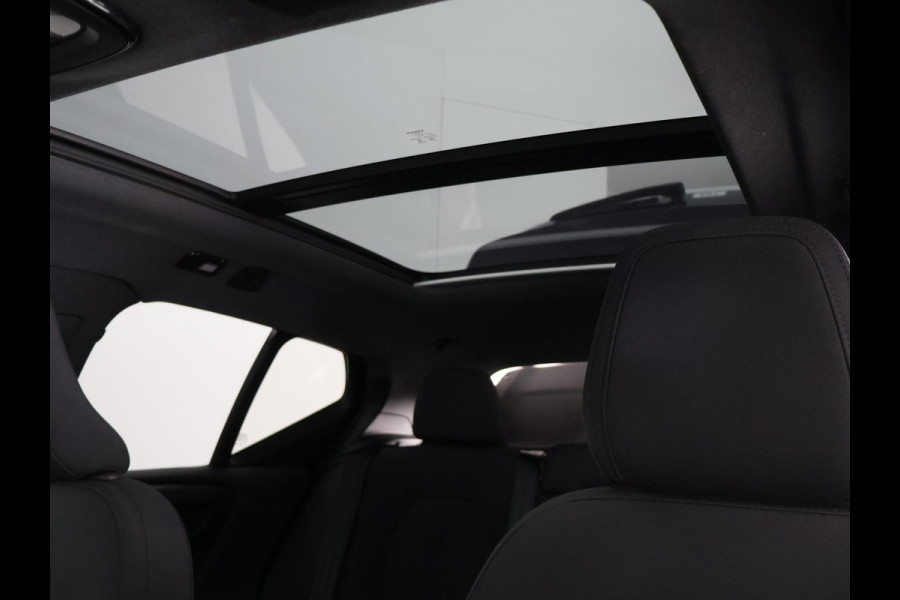 Volvo XC40 RECHARGE TWIN PRO AWD SOD ACCU 93% GARANTIE 9-2031 SCHUIF/ PANORAMADAK. WARMTEPOMP. DIGITAAL DASHBOARD.