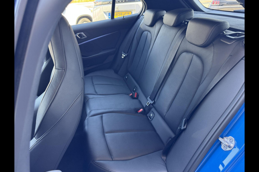 BMW 1-serie 118i High Executive Edition NL-AUTO | M-PAKKET | LEDER | SFEER VERLICHTING