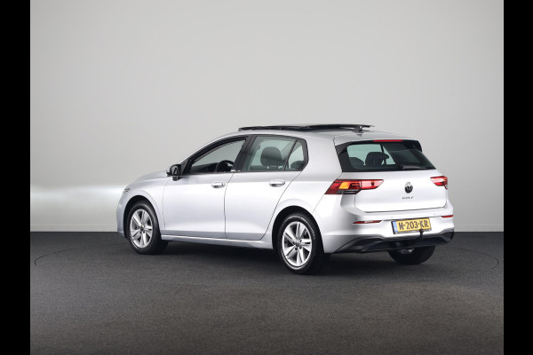 Volkswagen Golf 1.5 TSI Life 130PK | Panoramadak | Navigatie | Wegklapbare trekhaak | Stoelverwarming