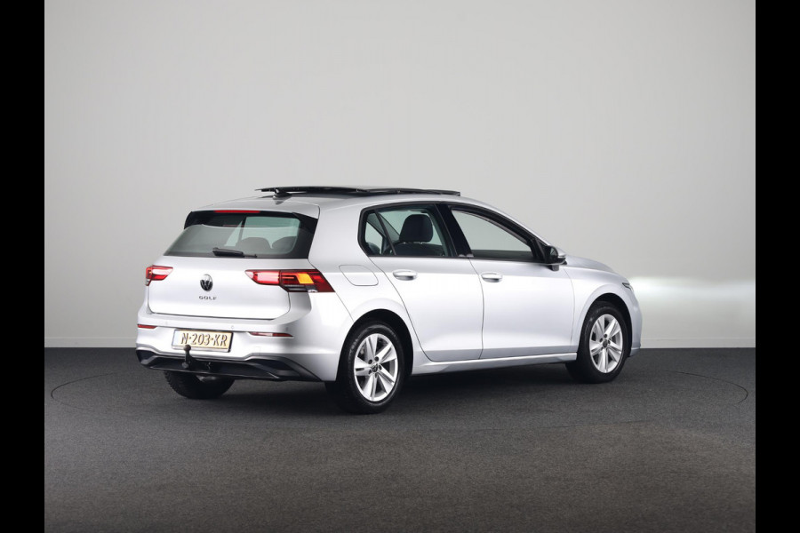 Volkswagen Golf 1.5 TSI Life 130PK | Panoramadak | Navigatie | Wegklapbare trekhaak | Stoelverwarming