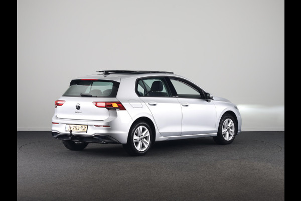 Volkswagen Golf 1.5 TSI Life 130PK | Panoramadak | Navigatie | Wegklapbare trekhaak | Stoelverwarming