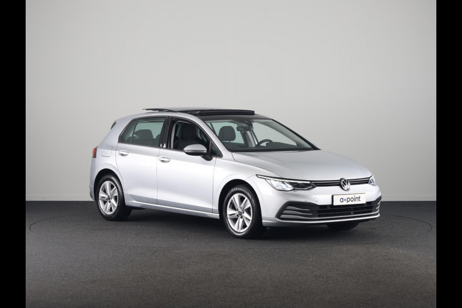 Volkswagen Golf 1.5 TSI Life 130PK | Panoramadak | Navigatie | Wegklapbare trekhaak | Stoelverwarming