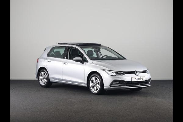 Volkswagen Golf 1.5 TSI Life 130PK | Panoramadak | Navigatie | Wegklapbare trekhaak | Stoelverwarming