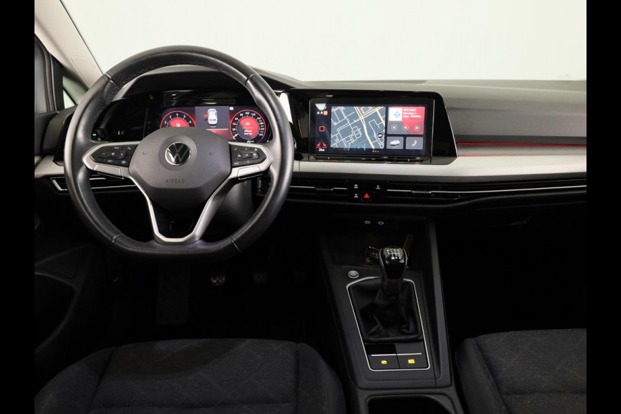 Volkswagen Golf 1.5 TSI Life 130PK | Panoramadak | Navigatie | Wegklapbare trekhaak | Stoelverwarming