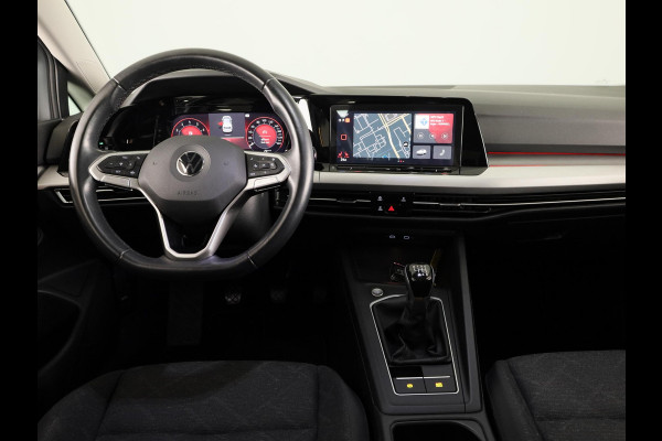 Volkswagen Golf 1.5 TSI Life 130PK | Panoramadak | Navigatie | Wegklapbare trekhaak | Stoelverwarming