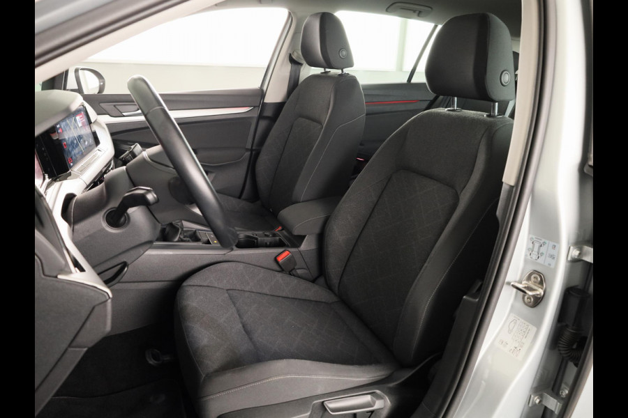 Volkswagen Golf 1.5 TSI Life 130PK | Panoramadak | Navigatie | Wegklapbare trekhaak | Stoelverwarming