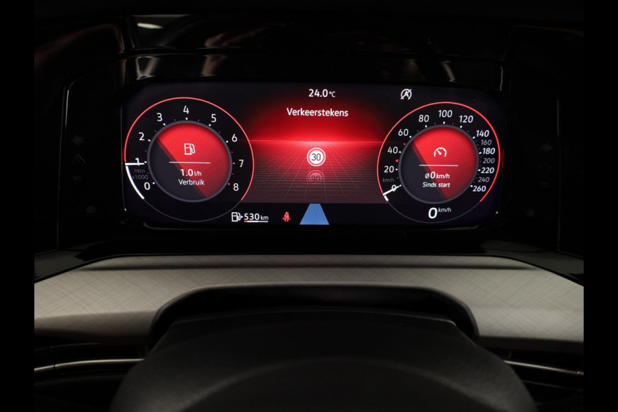 Volkswagen Golf 1.5 TSI Life 130PK | Panoramadak | Navigatie | Wegklapbare trekhaak | Stoelverwarming