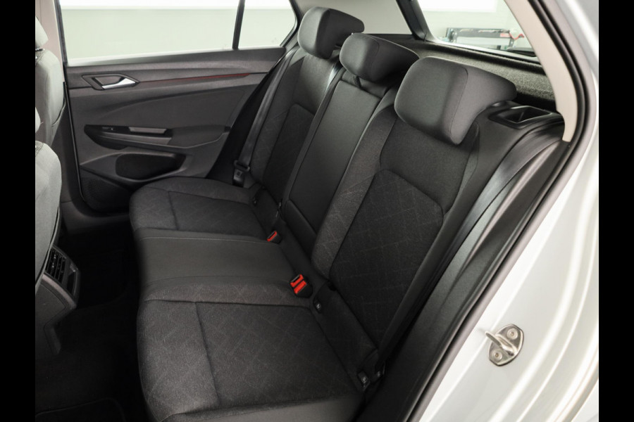 Volkswagen Golf 1.5 TSI Life 130PK | Panoramadak | Navigatie | Wegklapbare trekhaak | Stoelverwarming