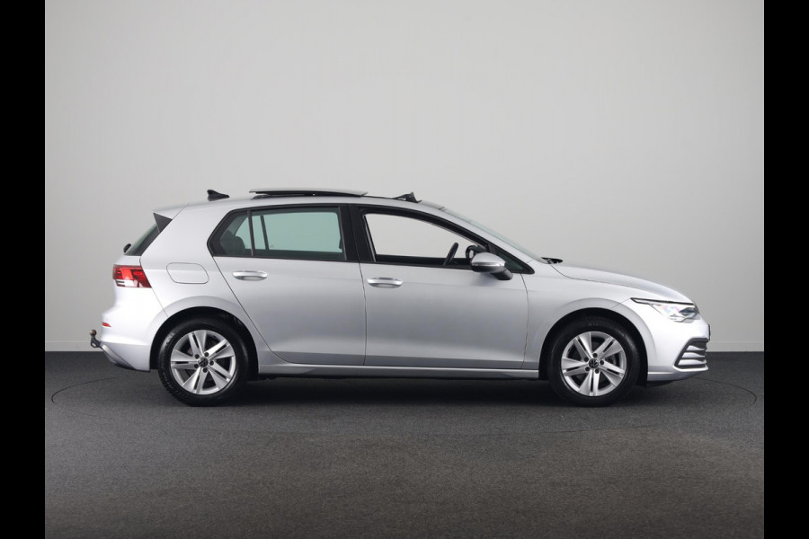 Volkswagen Golf 1.5 TSI Life 130PK | Panoramadak | Navigatie | Wegklapbare trekhaak | Stoelverwarming