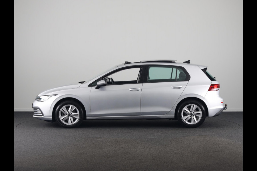 Volkswagen Golf 1.5 TSI Life 130PK | Panoramadak | Navigatie | Wegklapbare trekhaak | Stoelverwarming