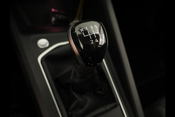 Volkswagen Golf 1.5 TSI Life 130PK | Panoramadak | Navigatie | Wegklapbare trekhaak | Stoelverwarming