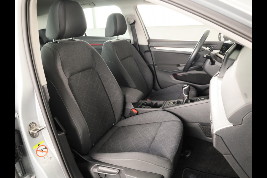 Volkswagen Golf 1.5 TSI Life 130PK | Panoramadak | Navigatie | Wegklapbare trekhaak | Stoelverwarming