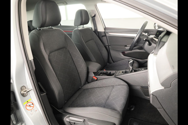 Volkswagen Golf 1.5 TSI Life 130PK | Panoramadak | Navigatie | Wegklapbare trekhaak | Stoelverwarming