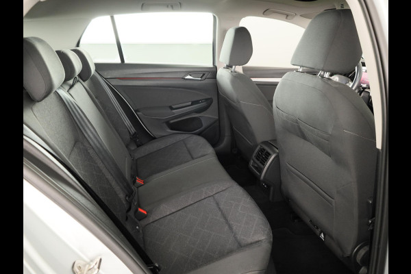 Volkswagen Golf 1.5 TSI Life 130PK | Panoramadak | Navigatie | Wegklapbare trekhaak | Stoelverwarming