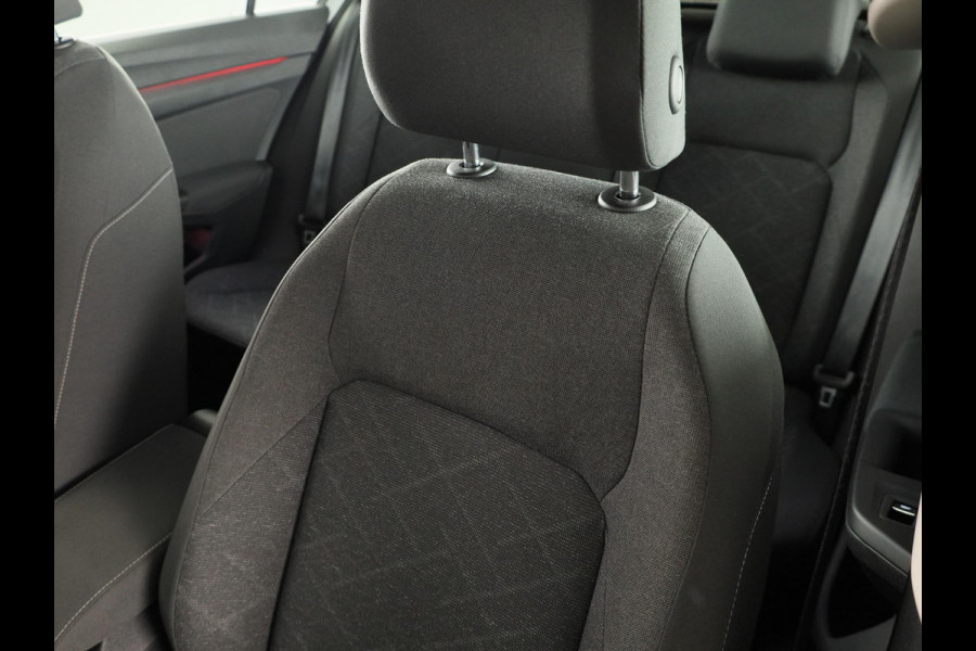 Volkswagen Golf 1.5 TSI Life 130PK | Panoramadak | Navigatie | Wegklapbare trekhaak | Stoelverwarming