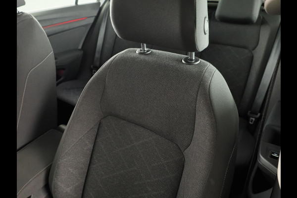 Volkswagen Golf 1.5 TSI Life 130PK | Panoramadak | Navigatie | Wegklapbare trekhaak | Stoelverwarming
