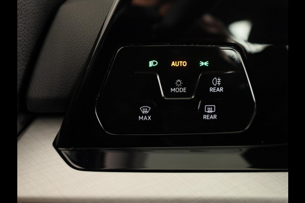 Volkswagen Golf 1.5 TSI Life 130PK | Panoramadak | Navigatie | Wegklapbare trekhaak | Stoelverwarming