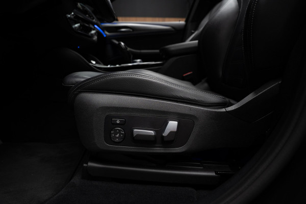 BMW X4 M40i HUD Panodak 360° Harman K Leer ACC Navi Keyless Entry & Go Elektr. uitklapbare trekhaak Elektr. bedienbare achterklep Memory seats Climate voor & achter PDC Zwarte hemelbekleding 21 inch LM v