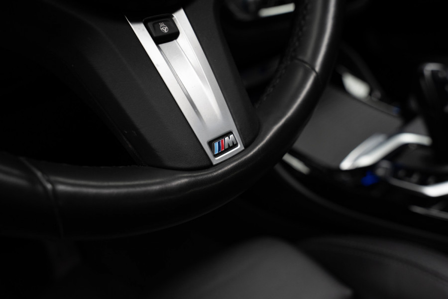 BMW X4 M40i HUD Panodak 360° Harman K Leer ACC Navi Keyless Entry & Go Elektr. uitklapbare trekhaak Elektr. bedienbare achterklep Memory seats Climate voor & achter PDC Zwarte hemelbekleding 21 inch LM v