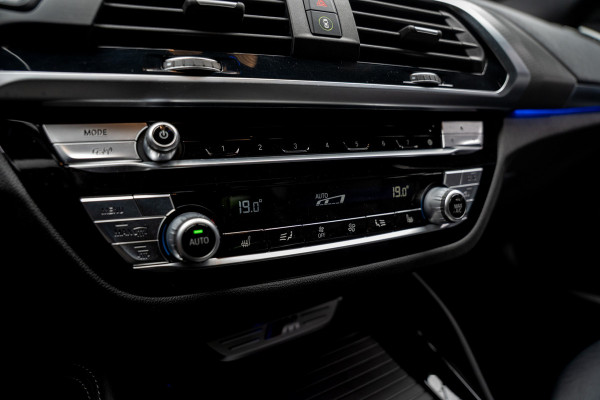 BMW X4 M40i HUD Panodak 360° Harman K Leer ACC Navi Keyless Entry & Go Elektr. uitklapbare trekhaak Elektr. bedienbare achterklep Memory seats Climate voor & achter PDC Zwarte hemelbekleding 21 inch LM v