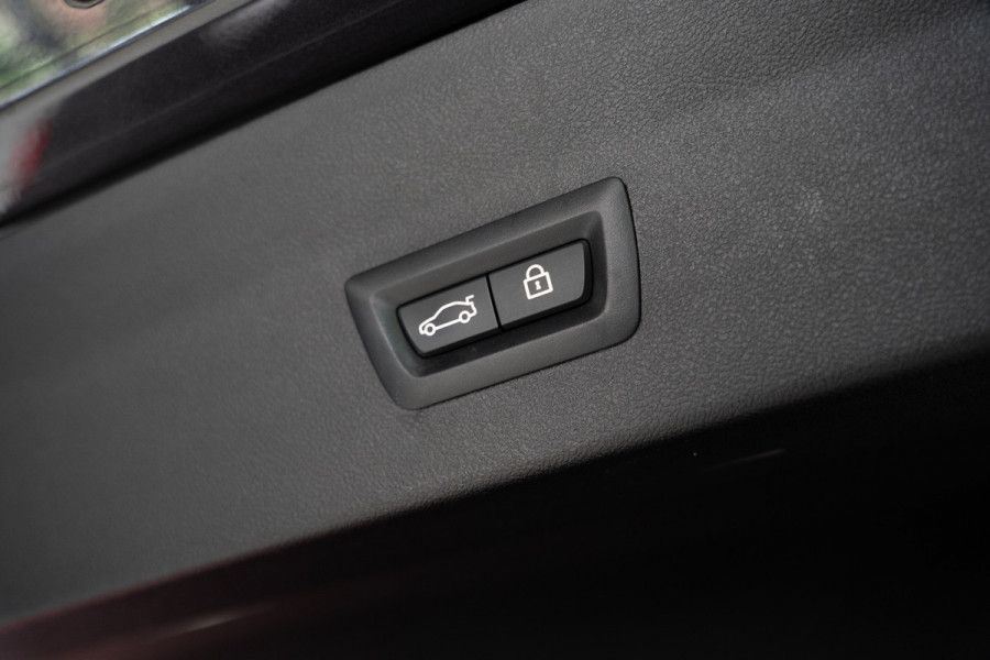 BMW X4 M40i HUD Panodak 360° Harman K Leer ACC Navi Keyless Entry & Go Elektr. uitklapbare trekhaak Elektr. bedienbare achterklep Memory seats Climate voor & achter PDC Zwarte hemelbekleding 21 inch LM v