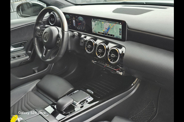 Mercedes-Benz A-Klasse 180 AMG Line / Dig Cockpit / Navi / Camera / Rode Gordels / 20 Inch / Led / Pdc / Mooie Staat