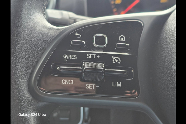 Mercedes-Benz A-Klasse 180 AMG Line / Dig Cockpit / Navi / Camera / Rode Gordels / 20 Inch / Led / Pdc / Mooie Staat