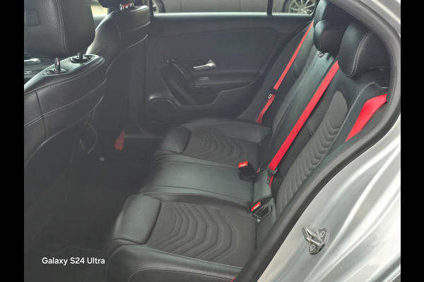 Mercedes-Benz A-Klasse 180 AMG Line / Dig Cockpit / Navi / Camera / Rode Gordels / 20 Inch / Led / Pdc / Mooie Staat