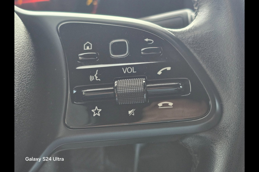Mercedes-Benz A-Klasse 180 AMG Line / Dig Cockpit / Navi / Camera / Rode Gordels / 20 Inch / Led / Pdc / Mooie Staat