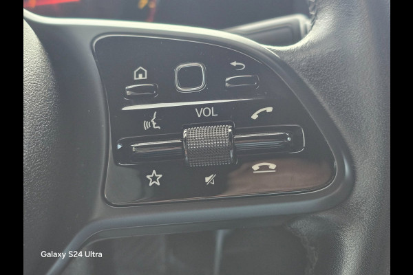 Mercedes-Benz A-Klasse 180 AMG Line / Dig Cockpit / Navi / Camera / Rode Gordels / 20 Inch / Led / Pdc / Mooie Staat