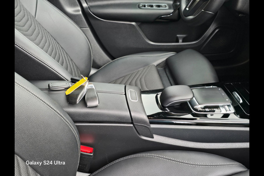 Mercedes-Benz A-Klasse 180 AMG Line / Dig Cockpit / Navi / Camera / Rode Gordels / 20 Inch / Led / Pdc / Mooie Staat