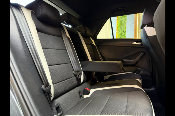 Volkswagen T-Roc 1.5 TSI Sport Business R-Line VIRTUAL|DEALER ONDERHOUDEN|CARPLAY|SFEERVERLICHTING|18INCH|NIGHTPAKKET|NAP|NL AUTO|