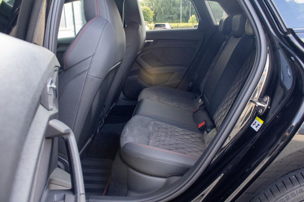 Audi A3 Sportback 40 TFSIe S line RS Bekleding MATRIX PANO MAXTON  ACC