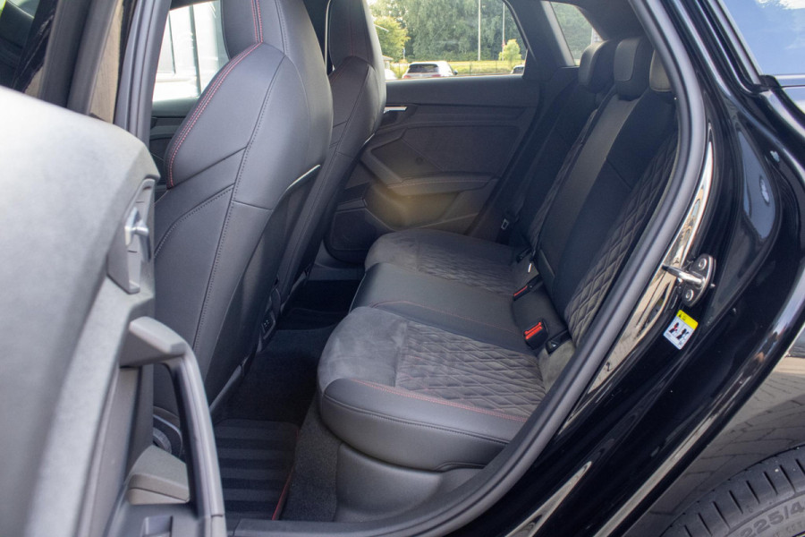 Audi A3 Sportback 40 TFSIe S line RS Bekleding MATRIX PANO MAXTON  ACC