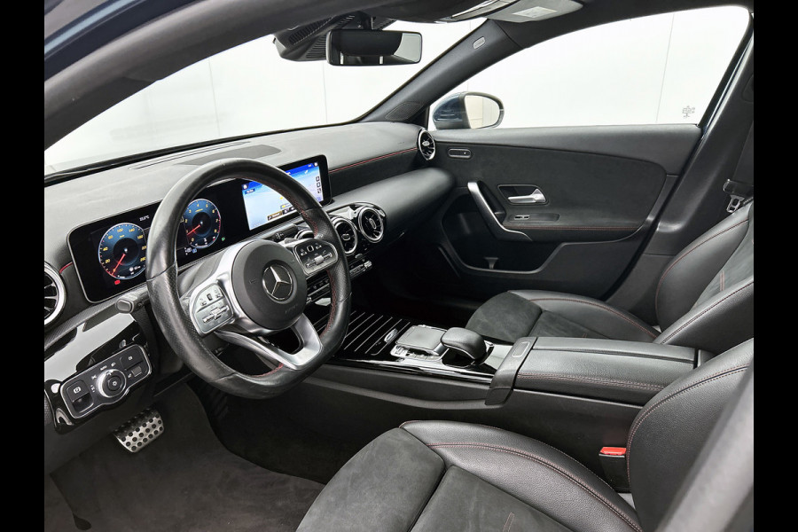 Mercedes-Benz A-Klasse 180 Business Solution AMG (NAVIGATIE, CLIMA, CAMERA, LED, GOED ONDERHOUDEN)
