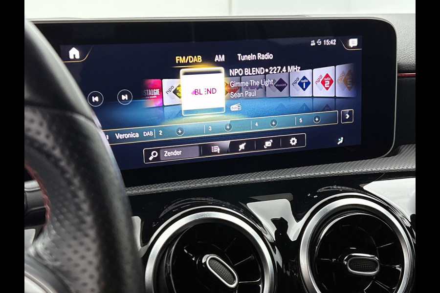 Mercedes-Benz A-Klasse 180 Business Solution AMG (NAVIGATIE, CLIMA, CAMERA, LED, GOED ONDERHOUDEN)