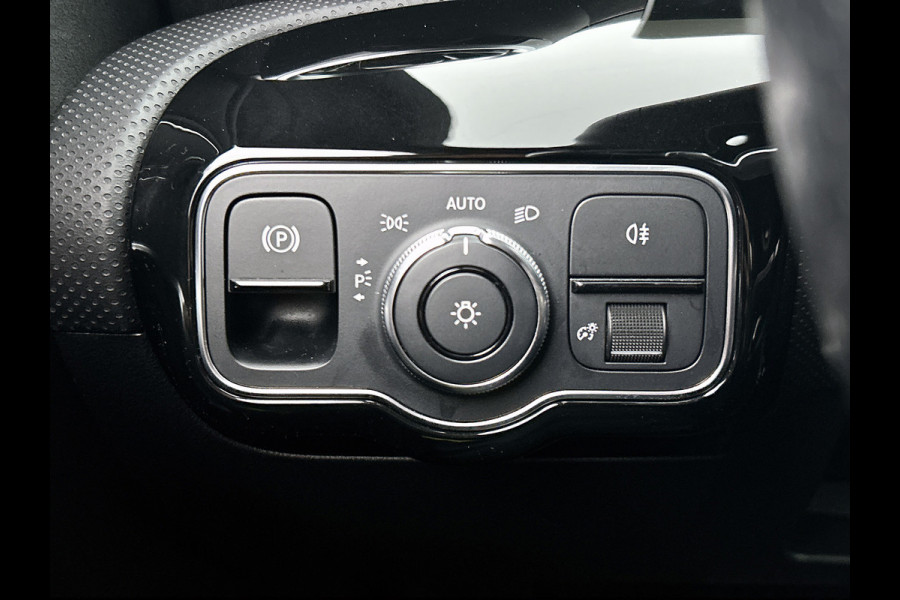 Mercedes-Benz A-Klasse 180 Business Solution AMG (NAVIGATIE, CLIMA, CAMERA, LED, GOED ONDERHOUDEN)