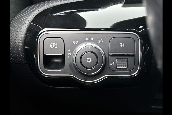 Mercedes-Benz A-Klasse 180 Business Solution AMG (NAVIGATIE, CLIMA, CAMERA, LED, GOED ONDERHOUDEN)