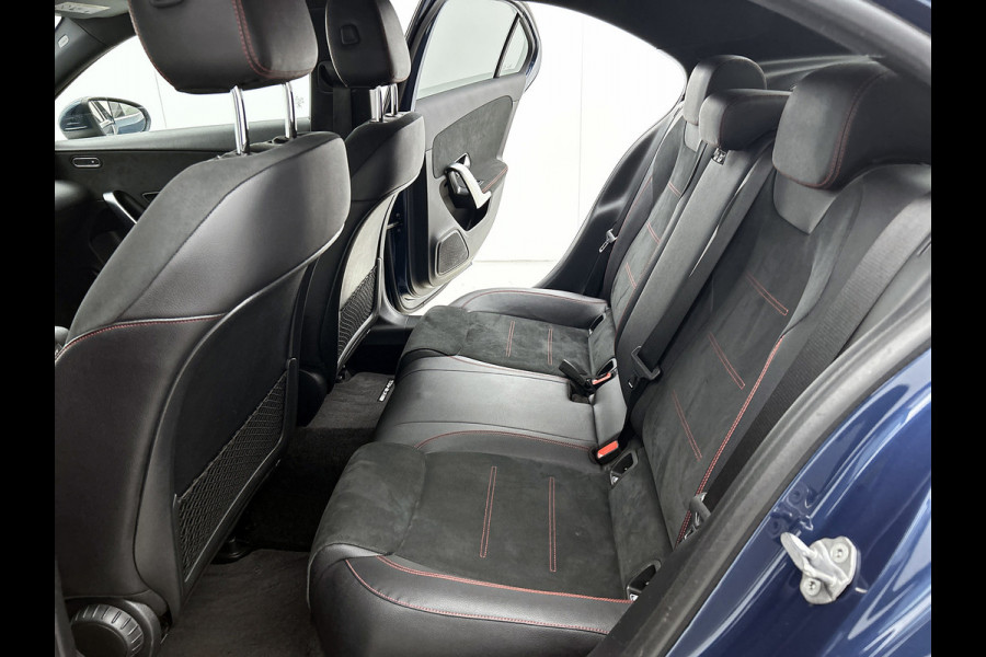Mercedes-Benz A-Klasse 180 Business Solution AMG (NAVIGATIE, CLIMA, CAMERA, LED, GOED ONDERHOUDEN)