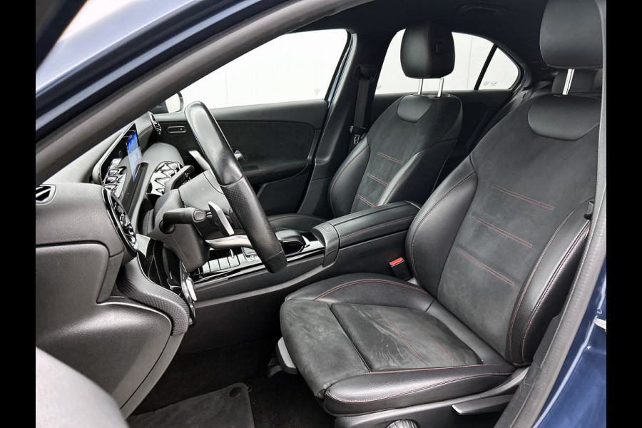 Mercedes-Benz A-Klasse 180 Business Solution AMG (NAVIGATIE, CLIMA, CAMERA, LED, GOED ONDERHOUDEN)