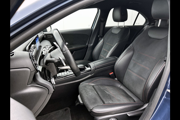 Mercedes-Benz A-Klasse 180 Business Solution AMG (NAVIGATIE, CLIMA, CAMERA, LED, GOED ONDERHOUDEN)
