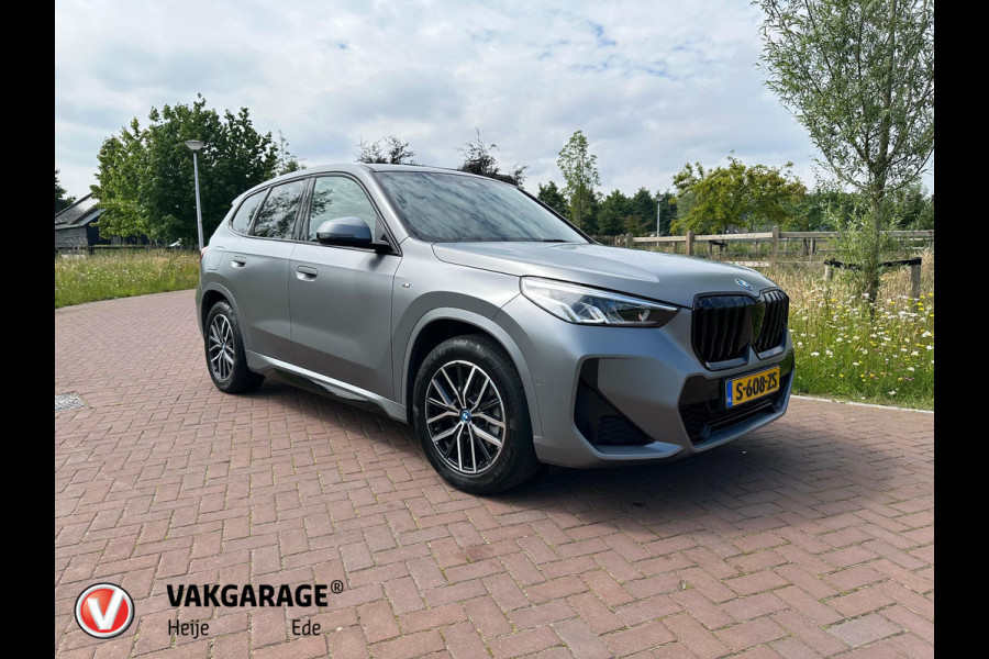 BMW iX1 xDrive30 Launch Edition 67 kWh | M-Pakket | Trekhaak | Camera | Leer | NL-Auto |