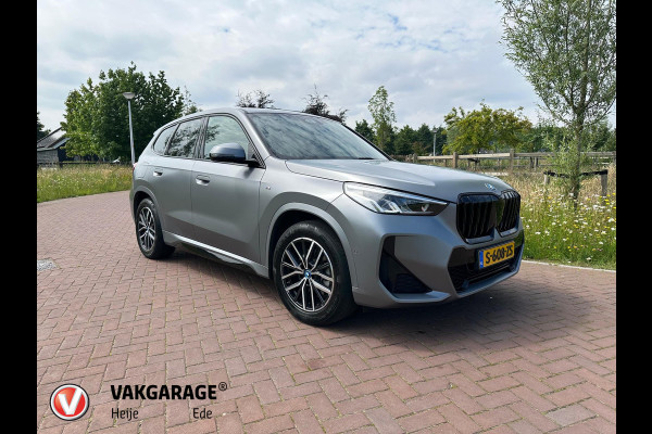 BMW iX1 xDrive30 Launch Edition 67 kWh | M-Pakket | Trekhaak | Camera | Leer | NL-Auto |