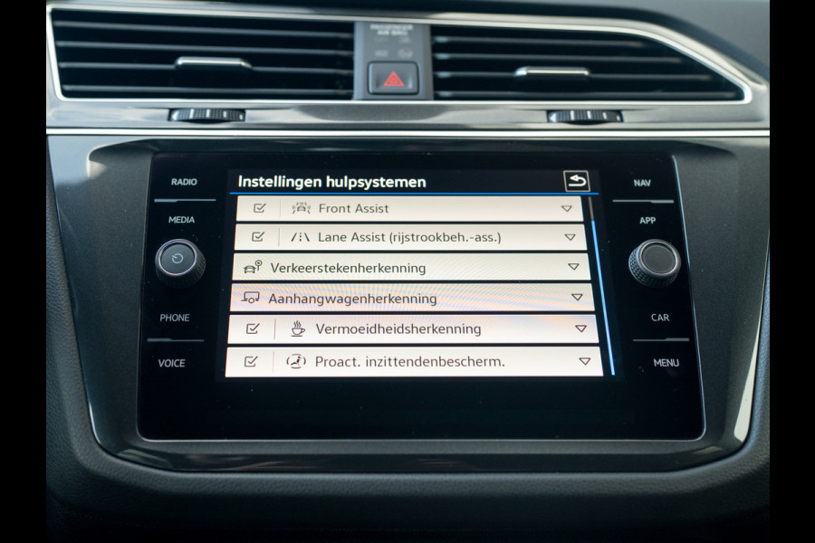 Volkswagen Tiguan 1.5 TSI R-Line Business+ | 360 Camera | Trekhaak wegkl. | 20'' | Allseason banden | Black Style | Prijs Rijklaar!!